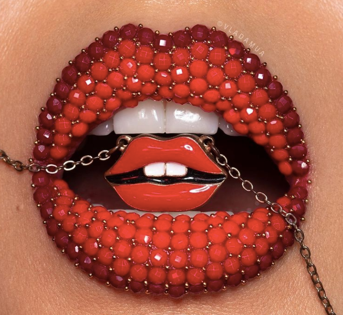 特殊的嘴唇艺术女孩把嘴唇像美甲一样装饰贴满钻石和亮片