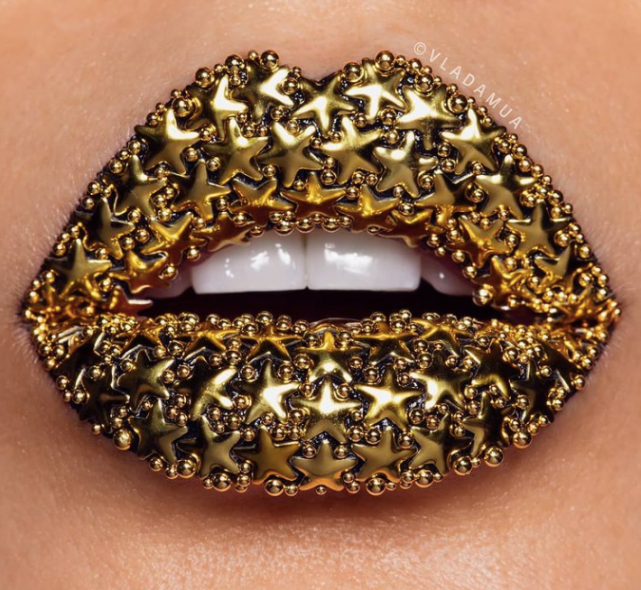 这种装饰嘴唇的创意,可以预见极难流行起来,想必也没有多少人会去效仿