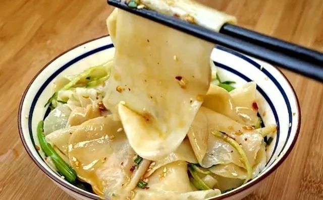 故而得名很像狗的舌头因为形状看起来它是山西一种特别的面食"狗舌头"