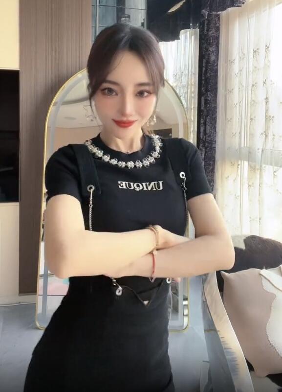 说到穿衣减龄这一块,李小璐绝对是有话语权的,如今的李小璐虽然很少