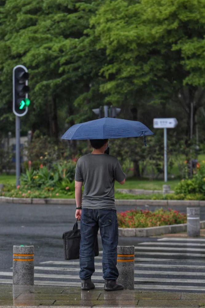 雨中漫步男人图片