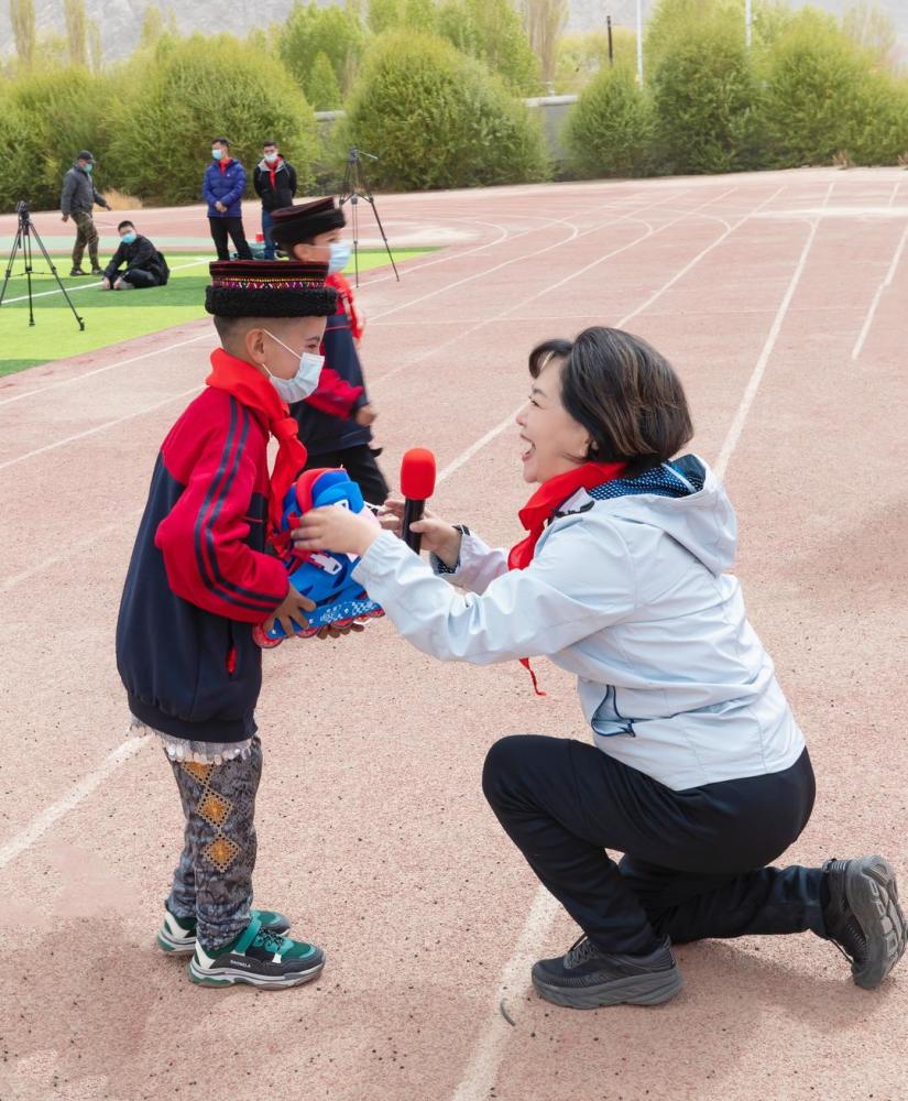 鞠萍姐姐单腿下跪给小朋友送礼物 .