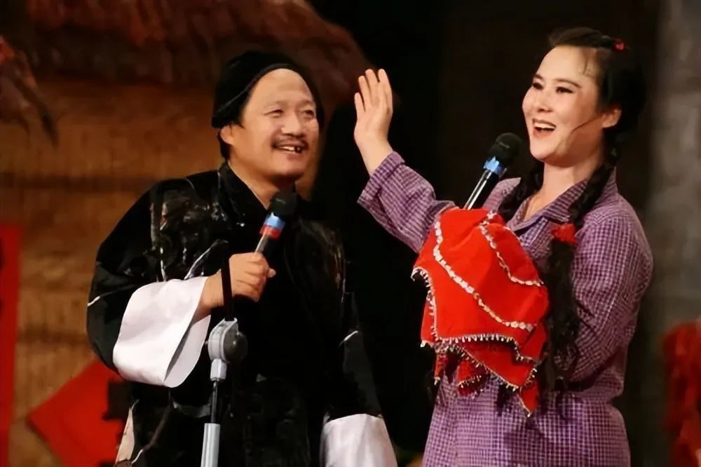 后来,唐鉴军出轨同剧组的女演员王小华,和孙小雨办理了离婚手续,离婚