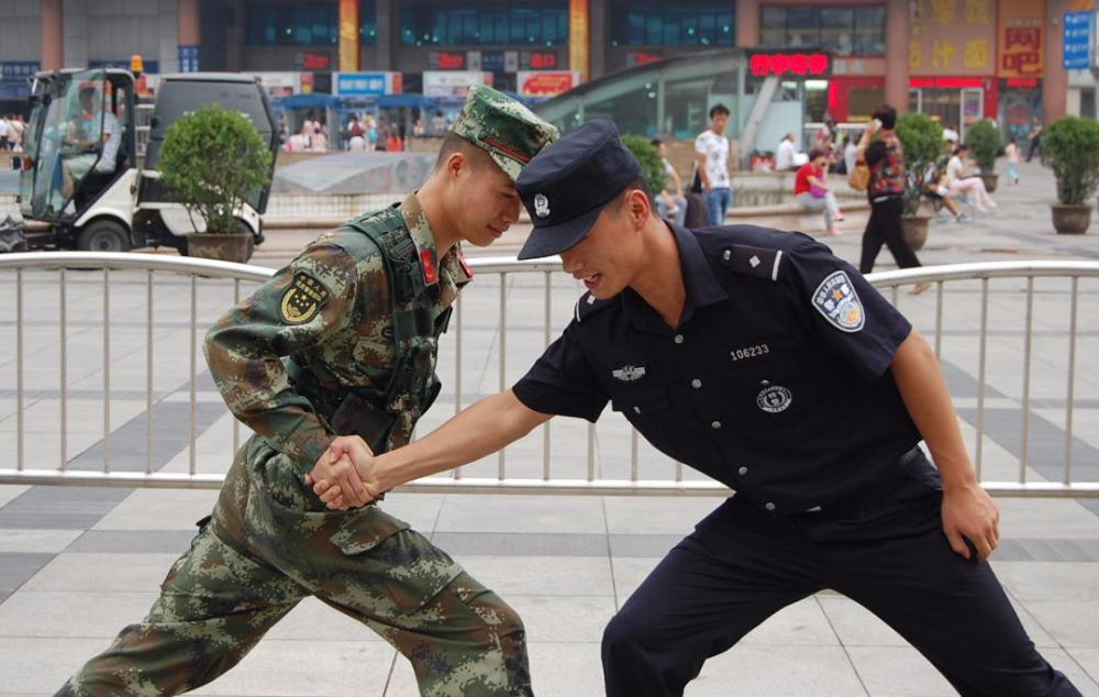 形勢更為得心應手,而警察對於如何處理案情更為熟悉,因此當軍警合作時