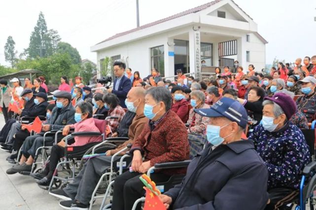 5月12日上午,善德馨協會常德片區總經理謝彩霞攜手常德市養老行業協會