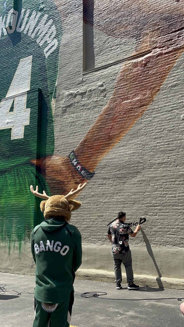 字母哥巨幅壁画揭幕高16米宽17米市长他很自豪用困难模式夺冠