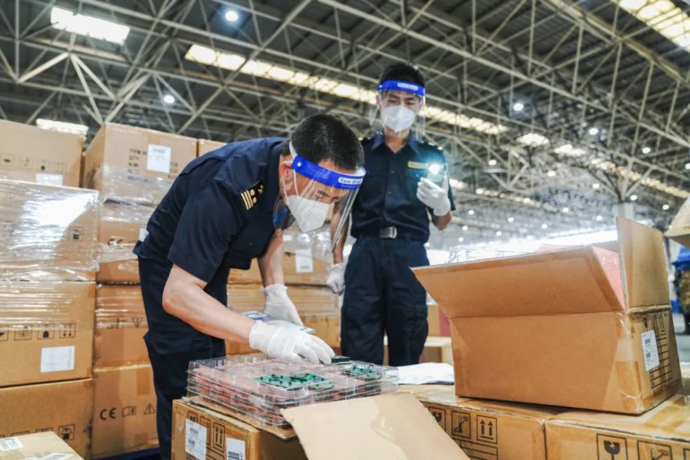 关长访谈深圳海关关长陈小颖