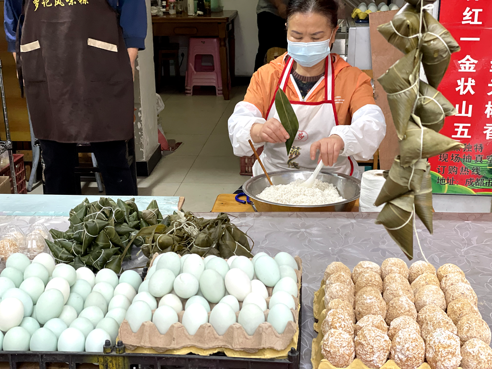 端午節將至成都粽子一條街提前開賣現包肉粽15元斤這些口味賣得最好