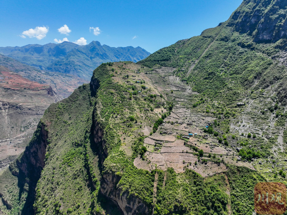 c视频丨鸟瞰悬崖村看见新风景