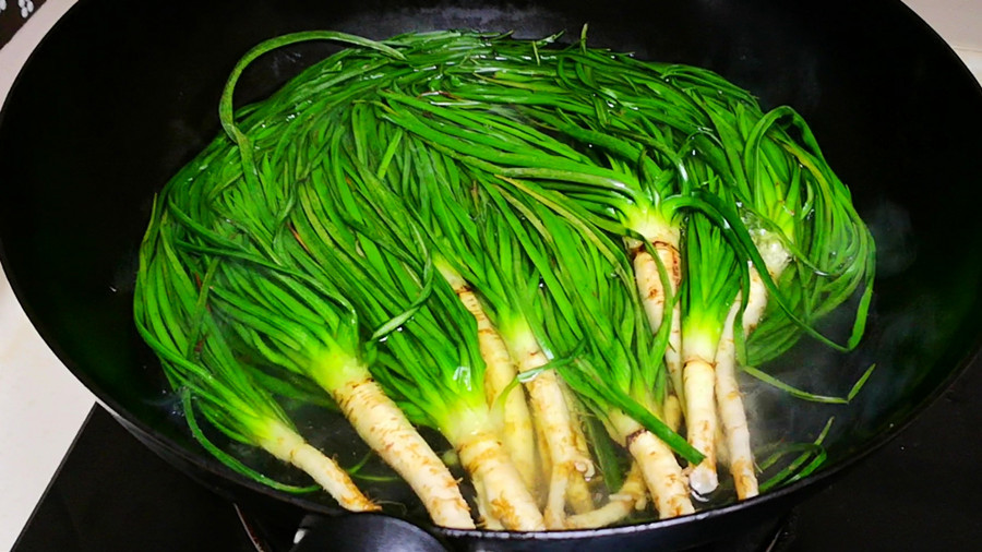 山面汤菜是4,5月份农村常见的野菜,叶子长得像青草,而根部长得比较