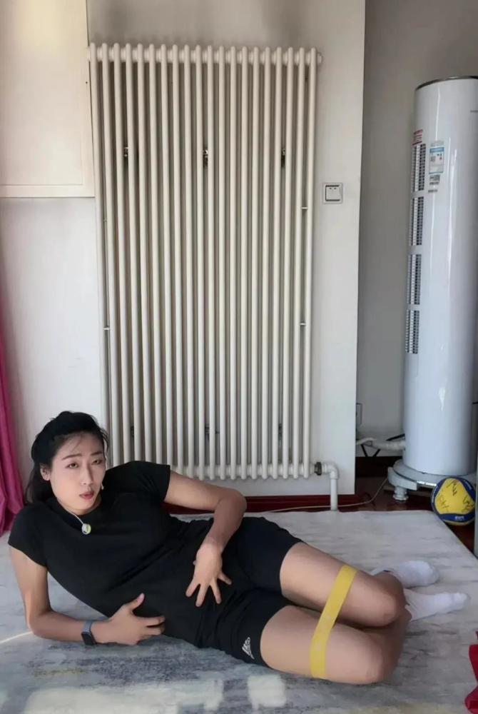 女排重组!29岁刘晏含被除名,曝无球可打,新职务曝光比打球赚钱_腾讯新