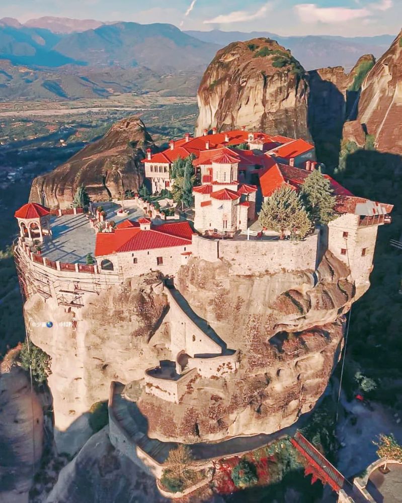 天空之城不只是宫崎骏的幻想,实际是来源于希腊的迈泰奥拉修道院建筑