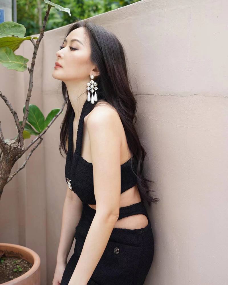 对比日常孙芸芸的近照,都是走性感美艳的风格,不是秀出小蛮腰就是秀