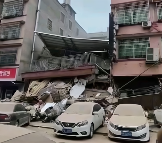 长沙自建房倒塌事故,父母为遇难学生举行的温馨葬礼,让人泪目