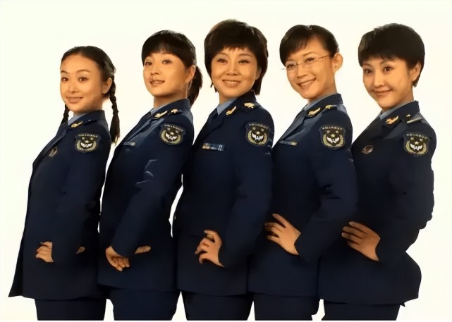 闫妮第一次出演女一号,在电影《公鸡打鸣,母鸡下蛋》中主演女村长