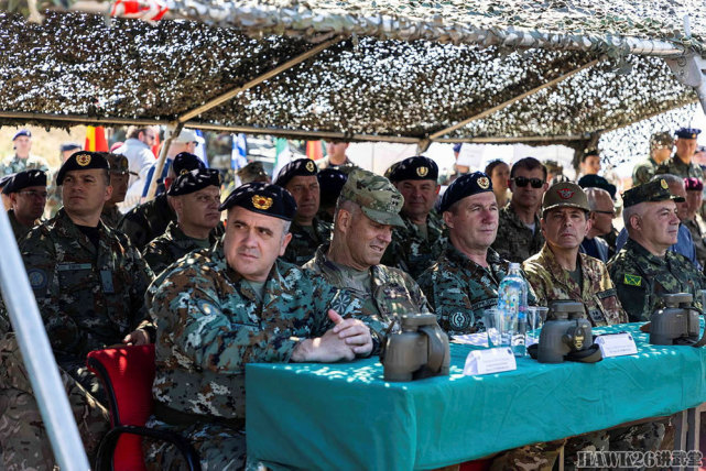 英军远赴马其顿参加多国演习展示榴弹炮蛙跳战术迅速轰击敌军