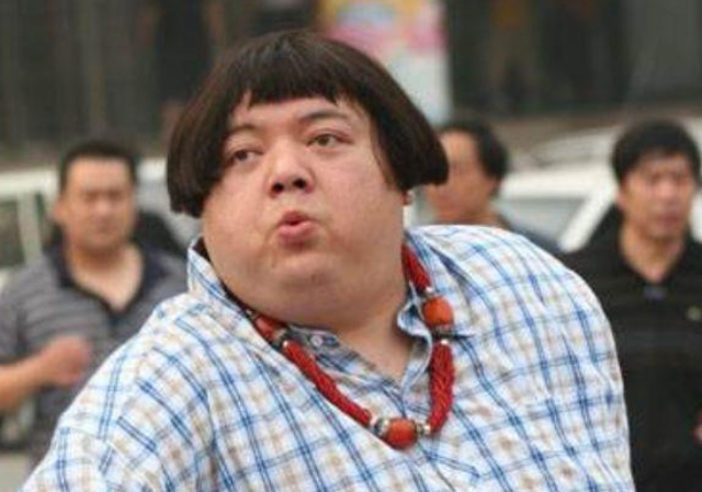 戏骨谢宁自曝转行卖草莓在街上摆地摊穿脏衣服手上还拿一根烟