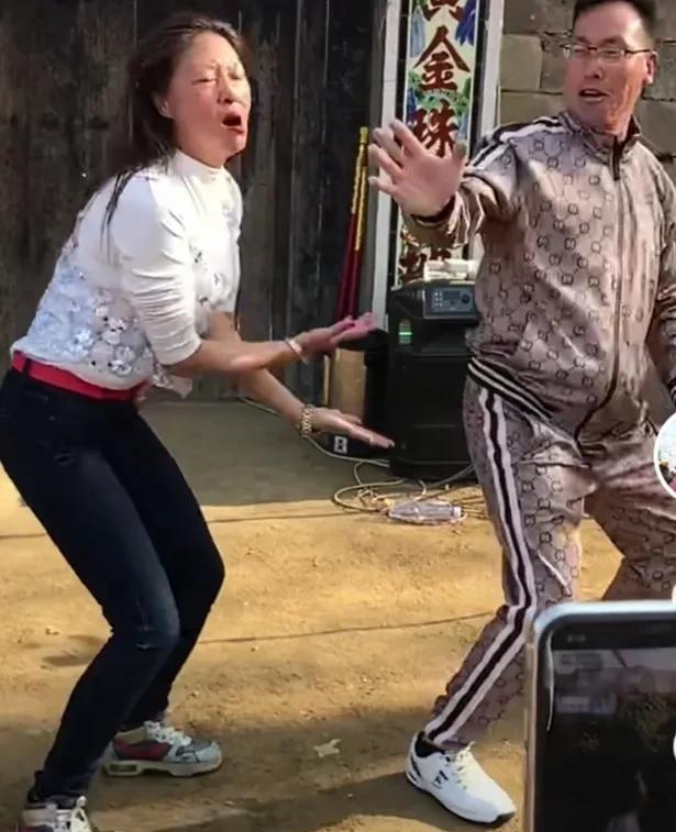 去年五月,丹娜与同为郑州尬舞网红的黄河一姐在临沂发生肢体冲突.