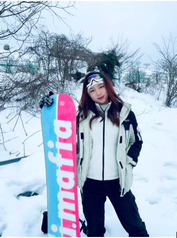 学院大三学生,"00后"女生金秋燕连日来成了上海浦西某小区内的"团长"