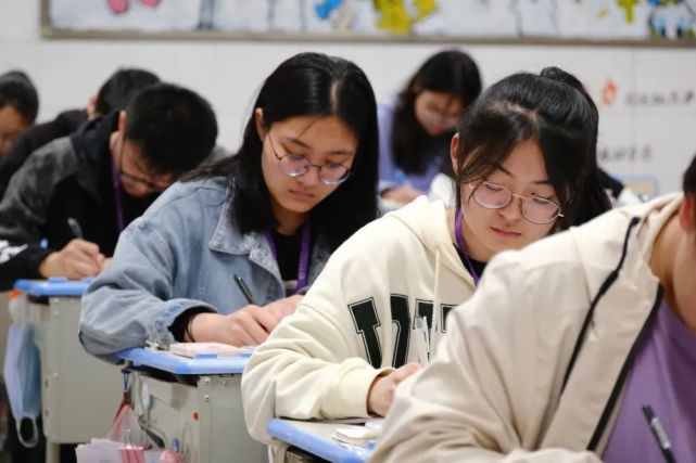 "拼"与"搏"的影子,高三学子奋战高考