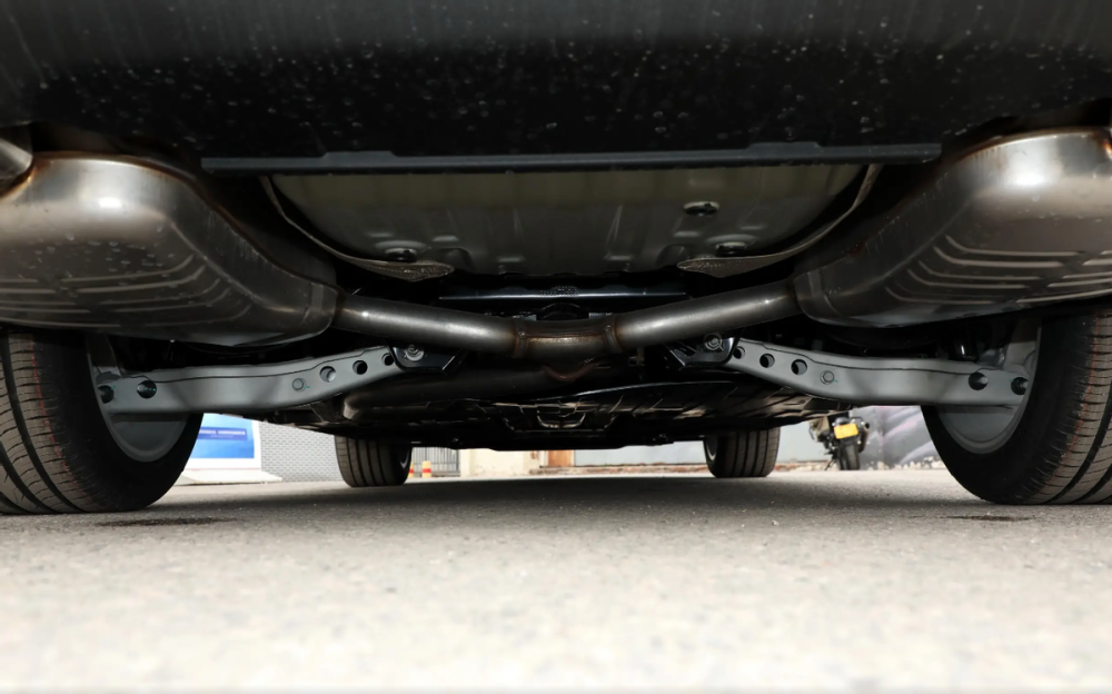 底盘方面,别克君威采用了前置前驱的驱动形式,这样的驱动形似取消了