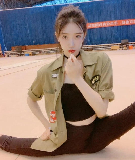 体操女神舒思瑶17年职业生涯不敌1张照片一字马成为流量密码