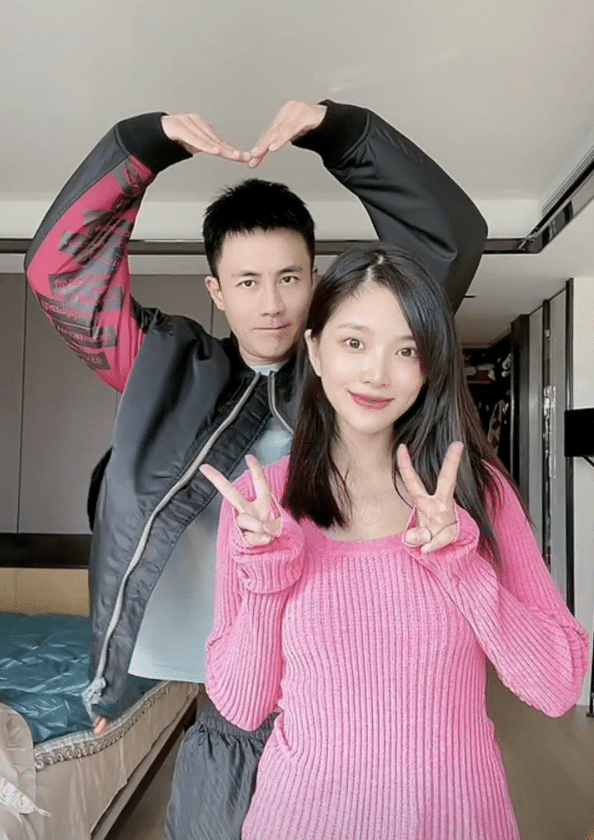 杜淳老婆王灿晒高甜合照夫妻两甜蜜拥吻老公表情一脸享受