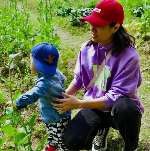 週一圍這也太尷尬了朱丹曬兒女近照