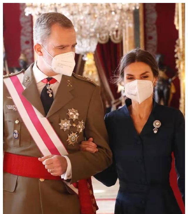 西班牙国王有多宠妻,为莱蒂齐亚弯腰捡古董胸针,如此丈夫惹人羡