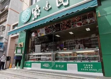 中午12点,北京紫光园(昌平店)的师傅们正在后厨紧张地忙碌着.