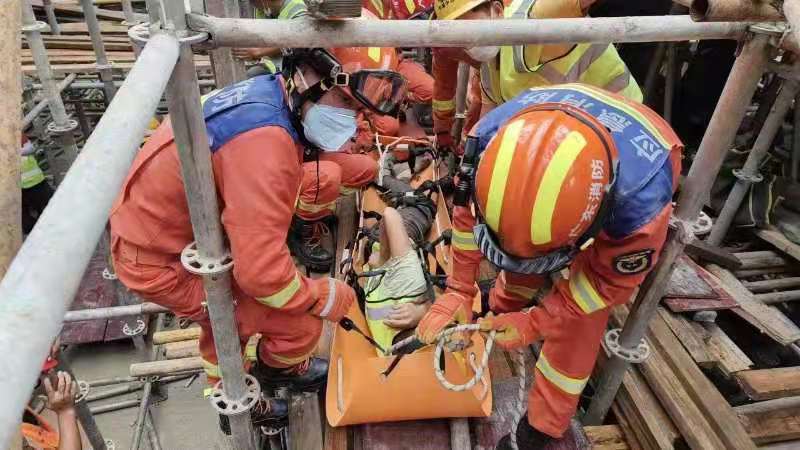 深圳一男子腰部被高空坠物砸伤困工地消防十米高空紧急施救
