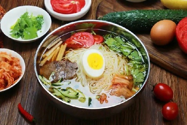 最重要的是冷面汤要舍得放料,按照比例调制,做出一份独属于自己的冷面