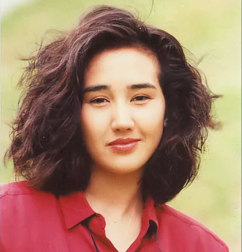 多了几分成熟和妩媚,在《侠盗高飞》中饰演梦娜,成为周润发"身边的