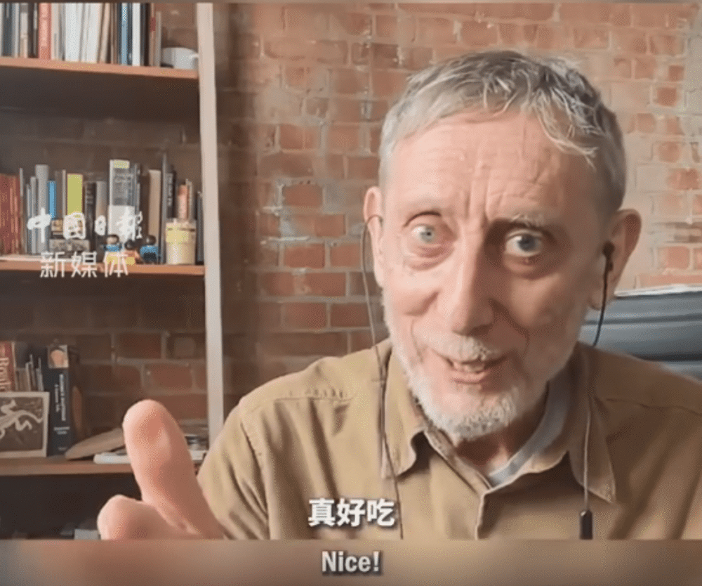 时候大家坐在一起吃饭,盘中的土豆有点烫,于是他用叉子取了一小块土豆