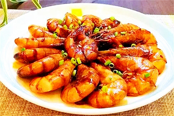 虾身分开;做法步骤:准备食材:老人食谱,对虾500克,黄瓜100克,香菇(鲜)