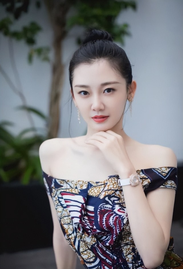 郑恺晒恩爱一幕:苗苗大肚子帮他拔鱼刺,却不小心曝光秃头迹象!