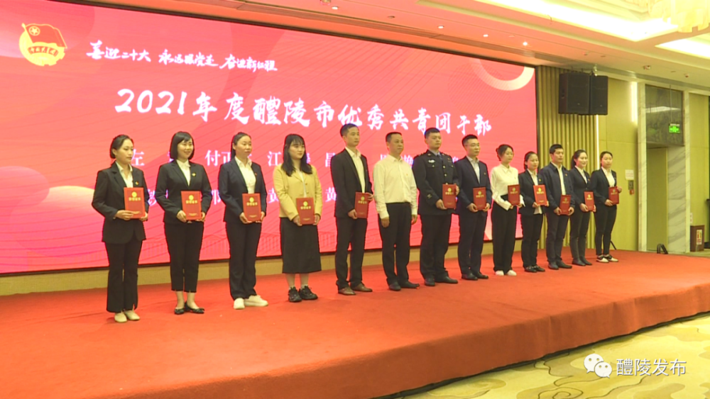 渌江中学启程合唱团现场演唱《光荣啊!