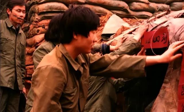 老山第一兵邢志强过生日连长冒死送茅台和烧鸡军长打电话唱歌