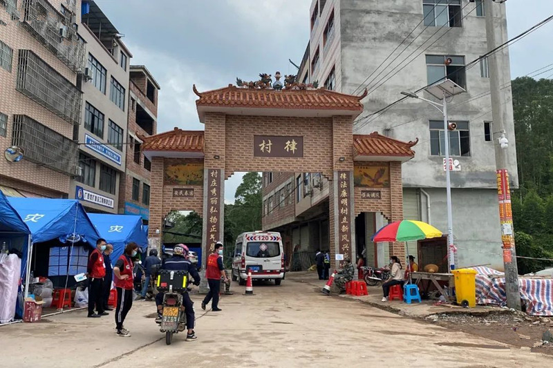 玉笛的父亲周正鸿说"我们夫妻都是地地道道的农民,没有什么技能.