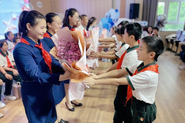石家庄市实验小学四(8)中队举行"十岁成长礼"主题中队会