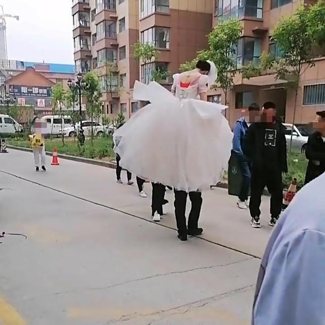 山西一新娘骑男子头上"游街",造型酷似干将莫邪