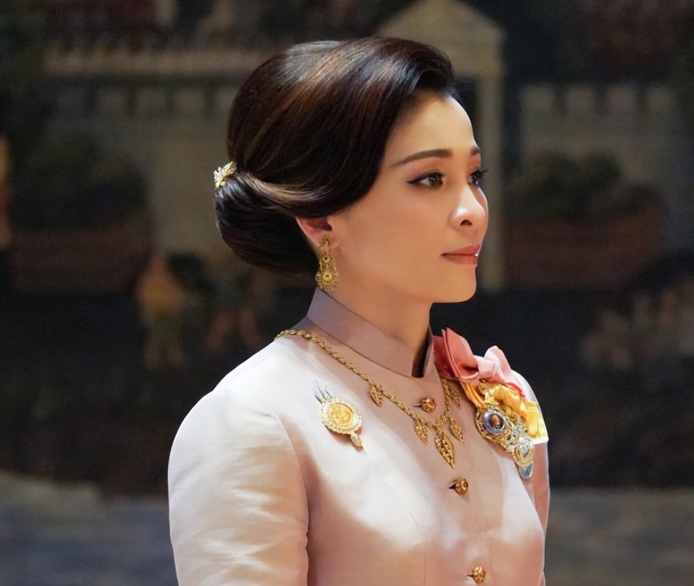 四十四岁的苏提达王后换新发型,八字刘海真是女人味十足,惹得玛哈国王