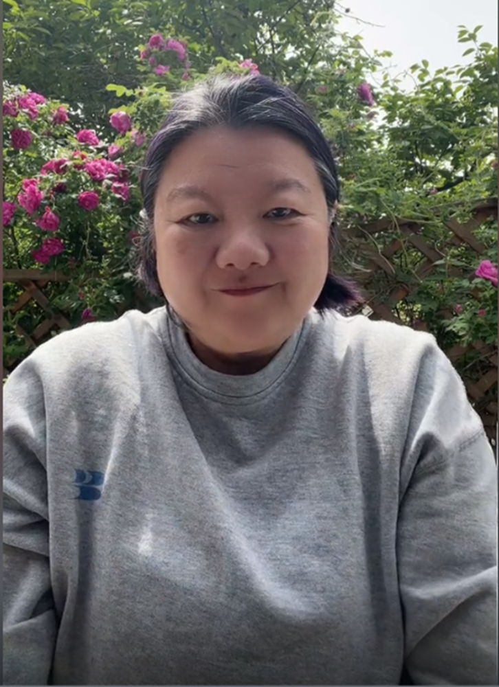 时间比较忙碌的原因吧,导致她自己本人皮肤不太好,就这张照片来说的话