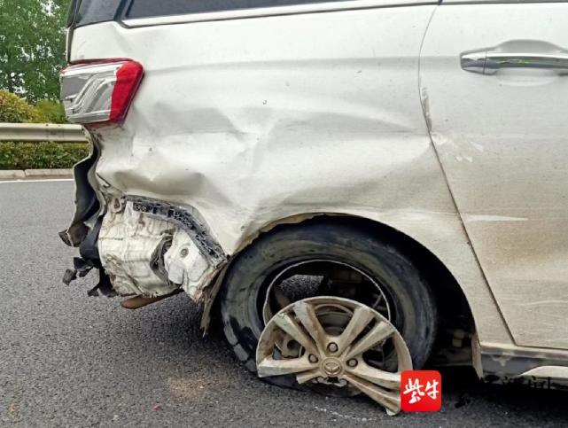 【视频】先左后右,面包车40天内两次高速上爆胎!这番操作让人无语