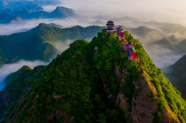 远离都市浑浊的空气,轻吸一口鸣凤山沁人心脾的负离子,远离俗世的喧嚣