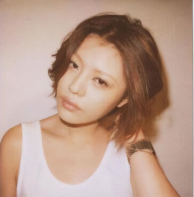 葛荟婕:从国际模特到直播网红,离开前男友汪峰后,她变化太大了