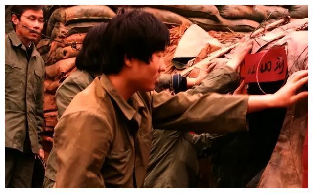 老山第一兵邢志强过生日连长冒死送茅台和烧鸡军长打电话唱歌