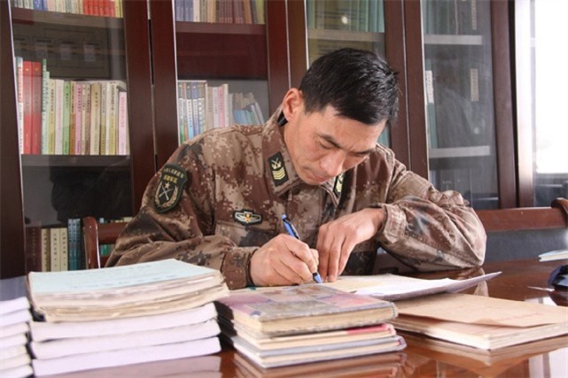 兵王芮银超服役30年把兵当到极致为了留他部队两改编制