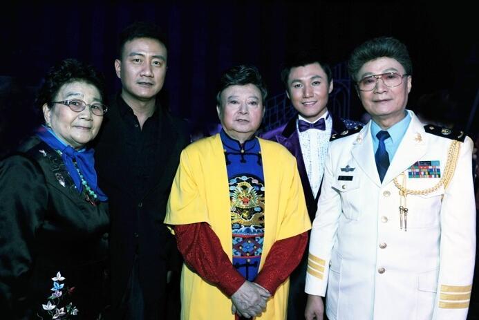 爸爸参加过抗美援朝,出身军人,艺术世家,难怪胡军全家都很a!_腾讯新闻