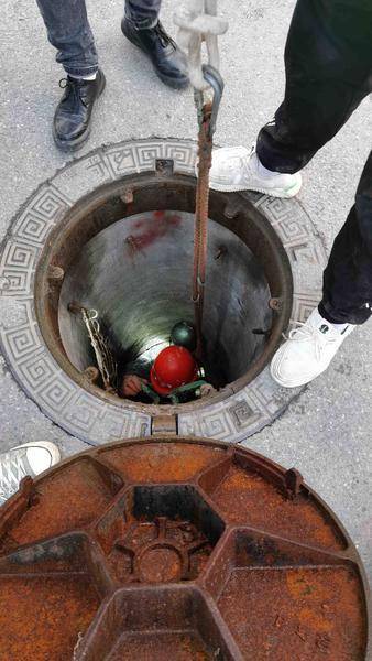 西安一3岁男孩掉入下水道被冲走 目前全力搜救中